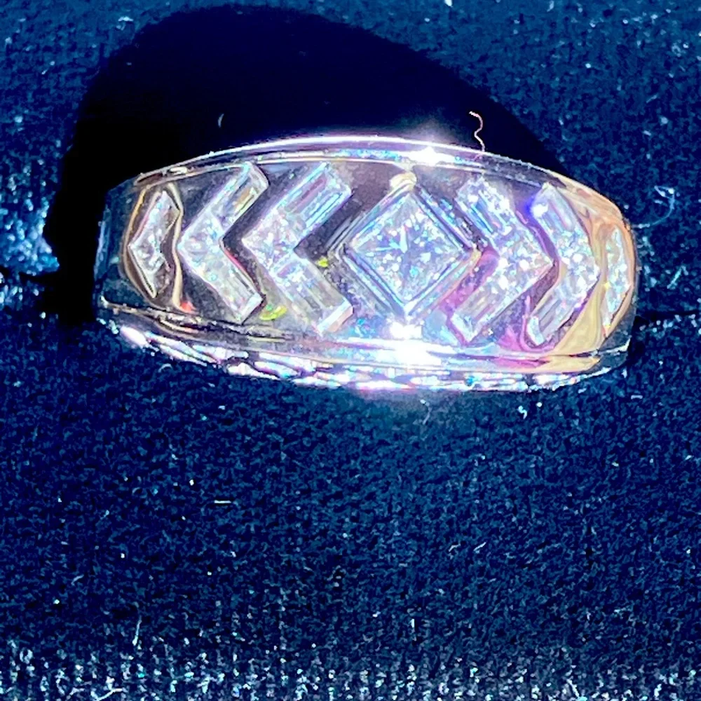 Diamond ring. - Picture 1 of 2